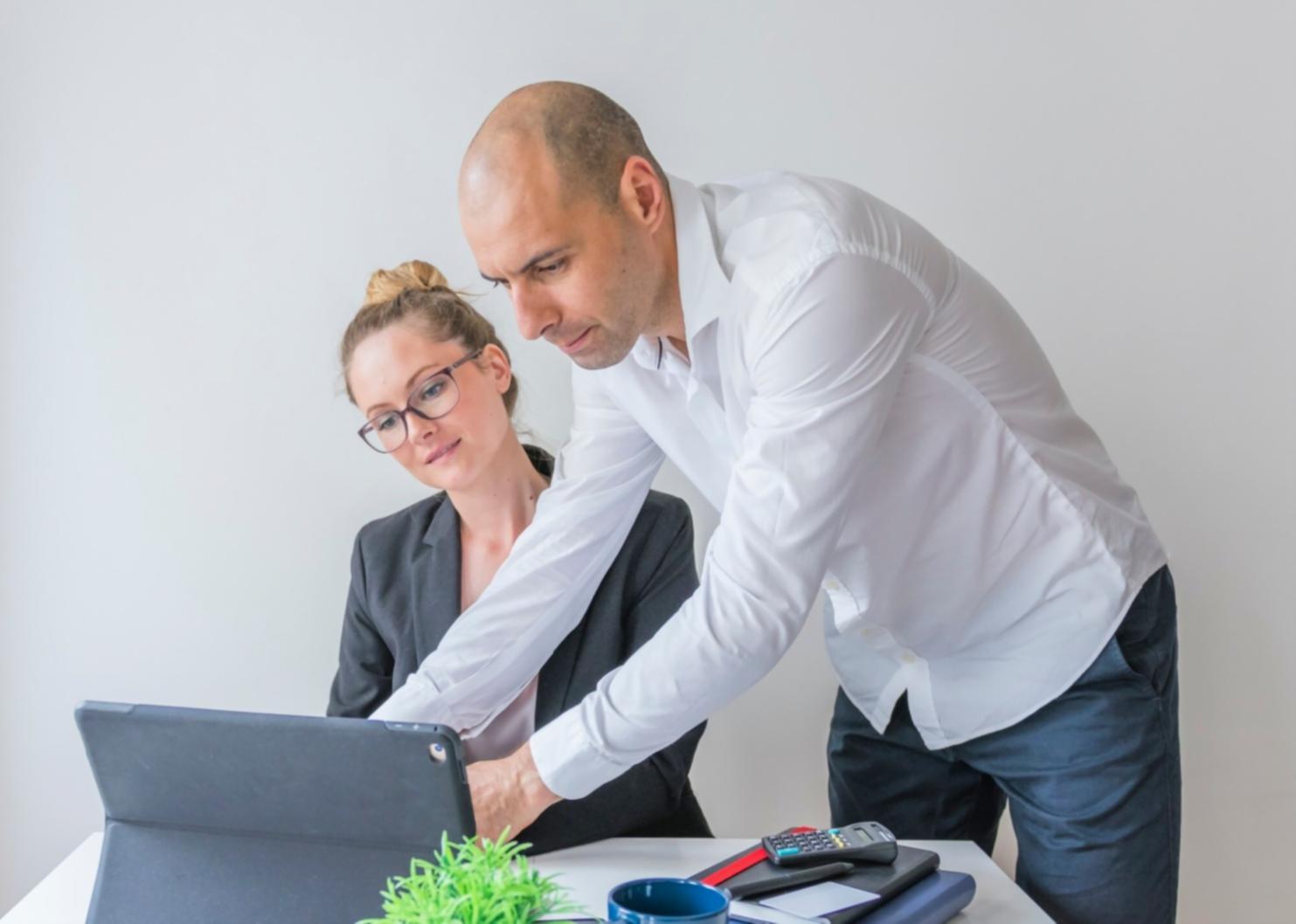 Finanzdokumente und Planungsunterlagen auf einem Schreibtisch